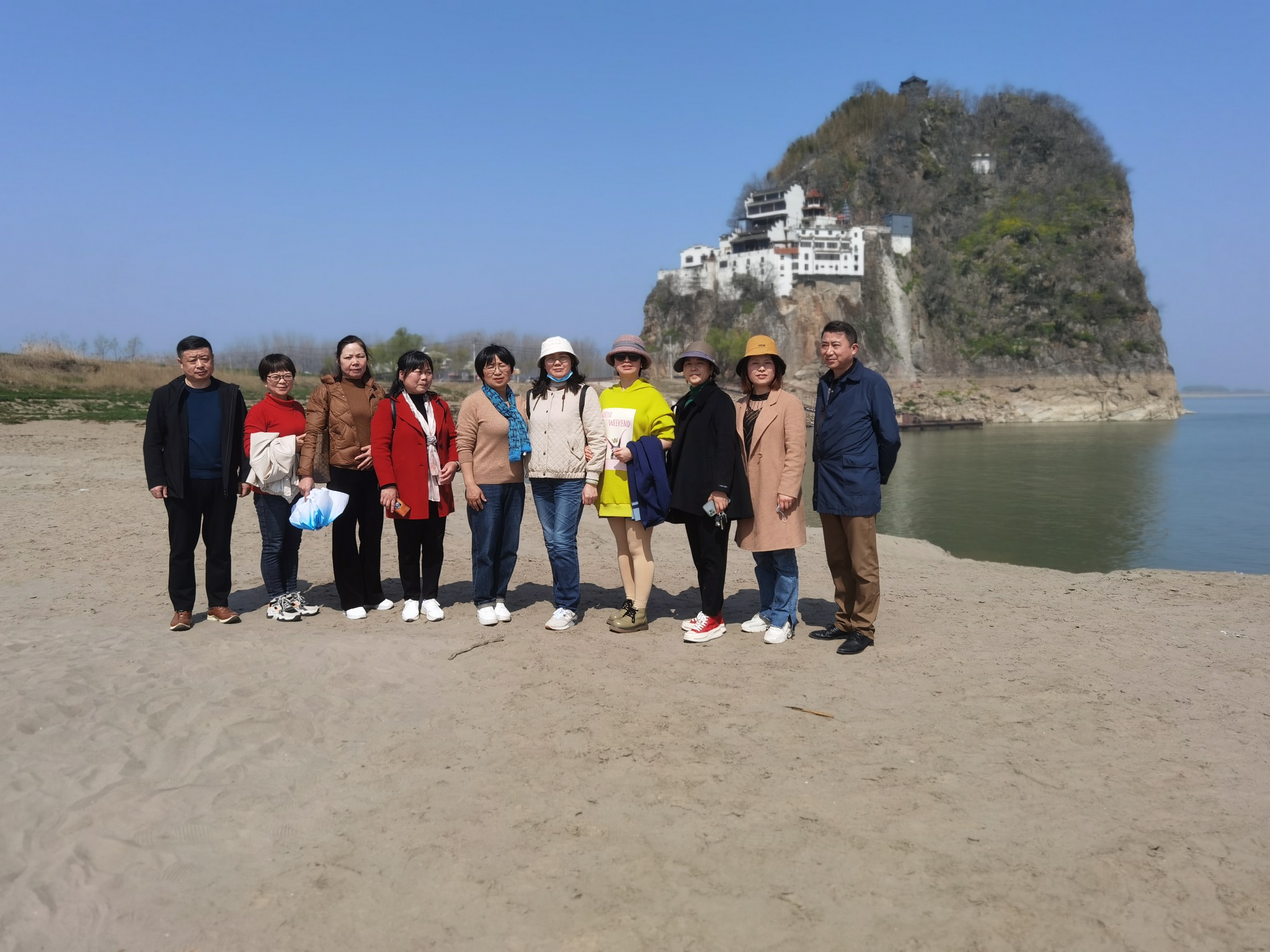 户外水边合影