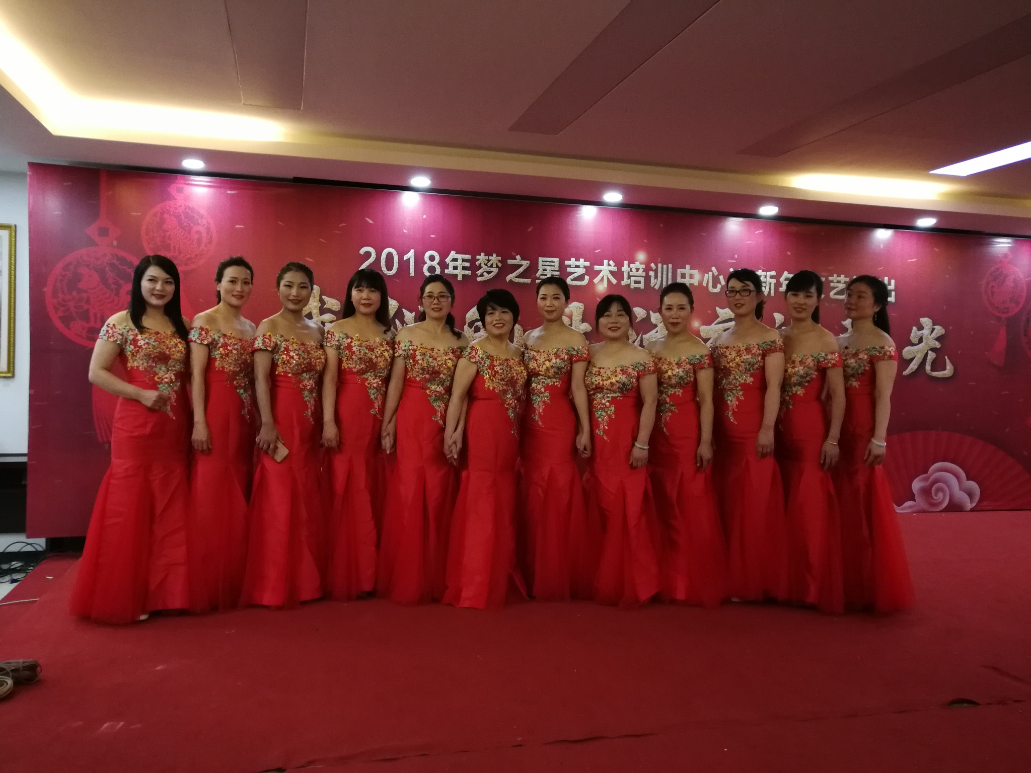 2018红色礼服学员合影